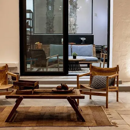 Willa Beachfront Crystalia Lakhania